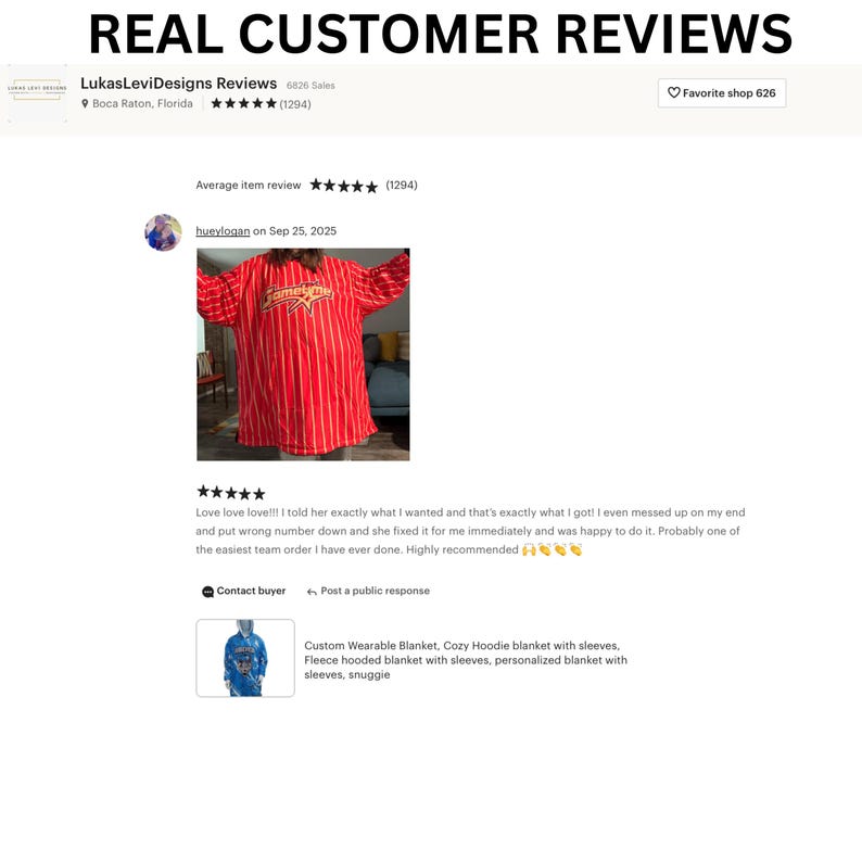以下が含まれることがあります： Etsyの顧客レビューの画像。赤と白のストライプのウェアラブルブランケットの写真が含まれています。ブランケットの背面には「Game Day」の文字があります。レビューテキストは、製品と販売者のサービスに関する肯定的な推薦文です。