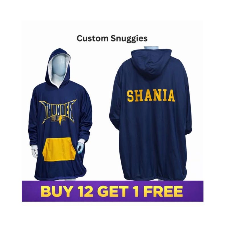 以下が含まれることがあります： 黒いハンドルと太字の黒いフォントで「But First, Coffee」というテキストが入った白いセラミックマグ。マグは白い表面に置かれています。マグは325ml入る可能性があります。