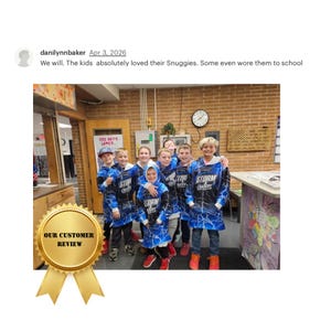 以下が含まれることがあります： 稲妻のデザインと「Storm Chasers」の文字が入った、青と黒のフード付きスナギーを着た子供たちのグループ。画像には、金色の顧客レビューバッジと「100 Days Later」の文字が含まれています。