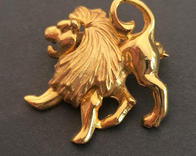 Vintage Golden Lion Pin or Brooch - Fantastic Texture, detail and Shine!