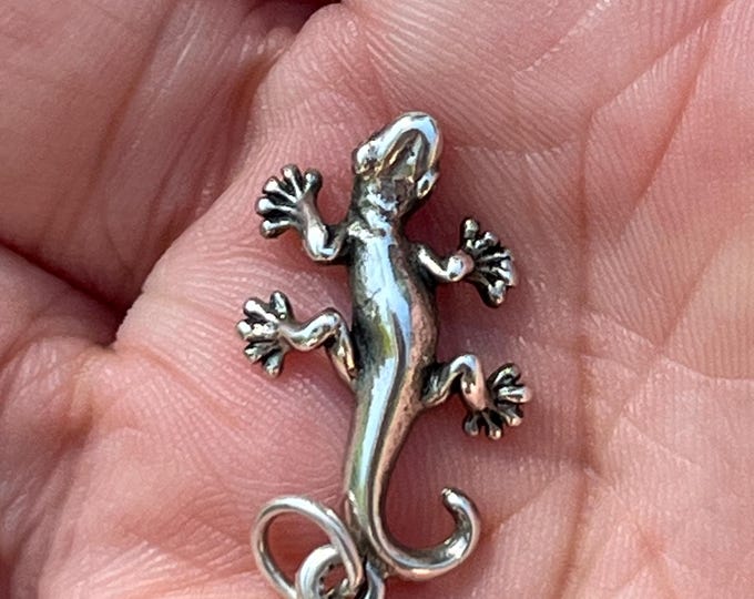 Vintage Gecko Charm, Fantastic Figural, Lizard Pendant in Solid Sterling Silver - Tons of Personality, Measures 25mm long x 13mm wide