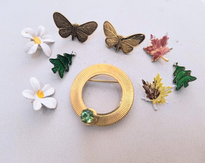 Wreath Pin with Changeable Charms - Unusual Vintage Collection, Swap Charms for Each Holiday!