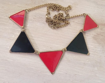 Vintage 80s Harlequin Necklace / Pennant Styld in Red and Black