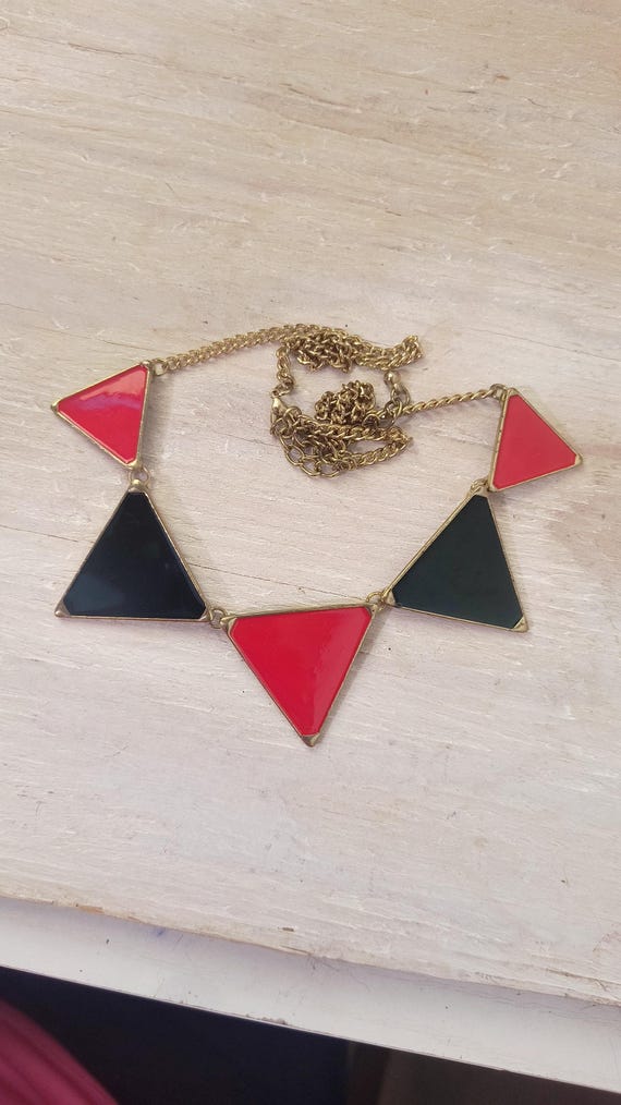 Vintage 80s Harlequin Necklace / Pennant Styld in Red and Black