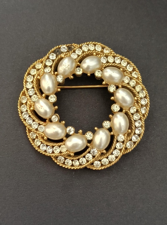 Vintage Crown Trifari Pearl and Crystal Brooch for Wedding, Edwardian Theme