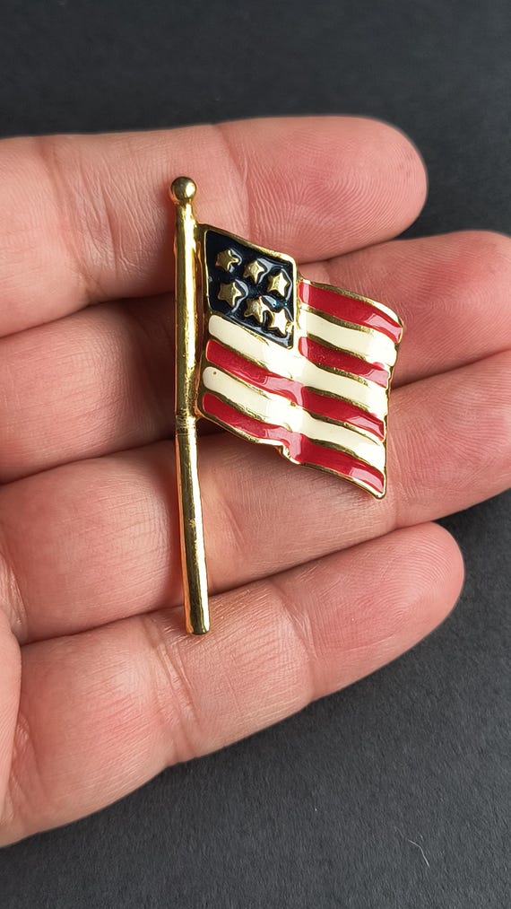 Vintage American Flag Pin in Goldtone and Enamel