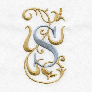 以下が含まれることがあります： 薄い青色の文字「S」を特徴とする刺繍モノグラム。金色の装飾と装飾的な要素が絡み合っています。白い背景にデザインされており、詳細なステッチが際立っています。