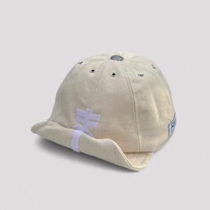 Gorra de dril de algodón color blanco roto con visera enrollable