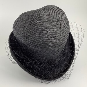 Zwart hart cocktailhoed met sluier | Verfijnde damesfascinator met zijden voering | Speelse en romantische gotische mode mini hoge hoed