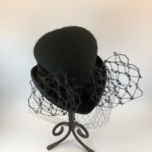 Hartvormige cocktailhoed - handgemaakte opvallende tovenaar met sluier en zijden voering, dames retro avant-garde mode-vintage accessoire