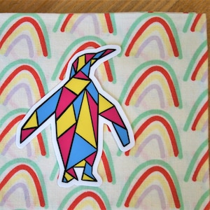 Naklejka Pan-guin - naklejka winylowa z geometrycznym pingwinem i flagą Pansexual Pride