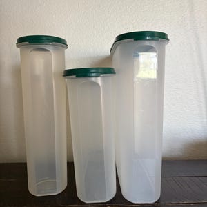 Set di tre contenitori Tupperware vintage per stampi, colore verde.
