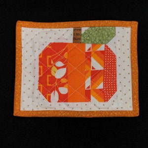Posavasos otoñal con calabaza acolchada