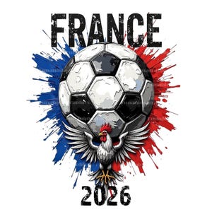 Puede incluir: Un dise&ntilde;o gr&aacute;fico con un bal&oacute;n de f&uacute;tbol, un gallo y la palabra "FRANCE" en negro. El gallo tiene las alas extendidas, y el fondo tiene salpicaduras de pintura azul y roja. El a&ntilde;o "2026" est&aacute; en la parte inferior.
