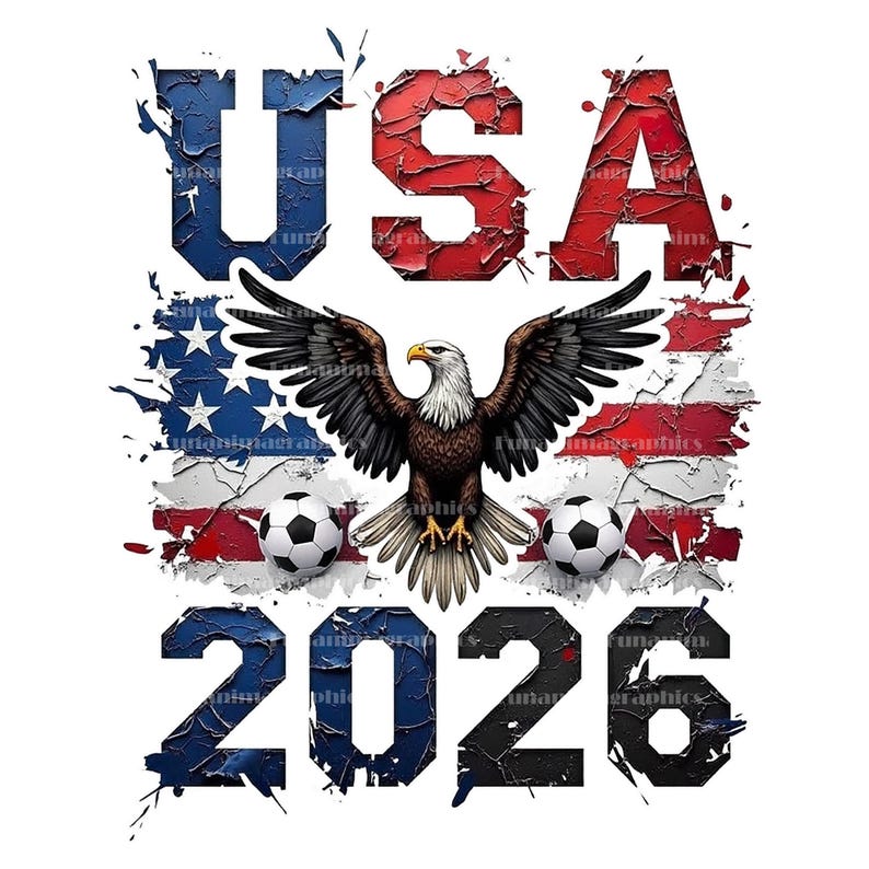 Puede incluir: Un dise&ntilde;o patri&oacute;tico con la palabra "USA" en rojo y azul, sobre un fondo de la bandera estadounidense. Un &aacute;guila con las alas extendidas est&aacute; centrada sobre dos balones de f&uacute;tbol y el a&ntilde;o "2026". El dise&ntilde;o est&aacute; sobre un fondo blanco.