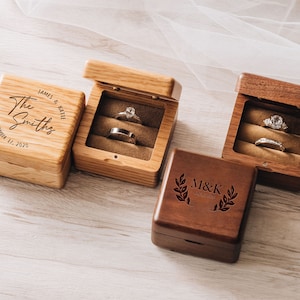 Scatola per anelli in legno incisa/Regalo di anniversario/Scatola per anelli di fidanzamento/Scatola per anelli/Scatola per anelli per cerimonia nuziale/Scatola per anelli quadrata in legno