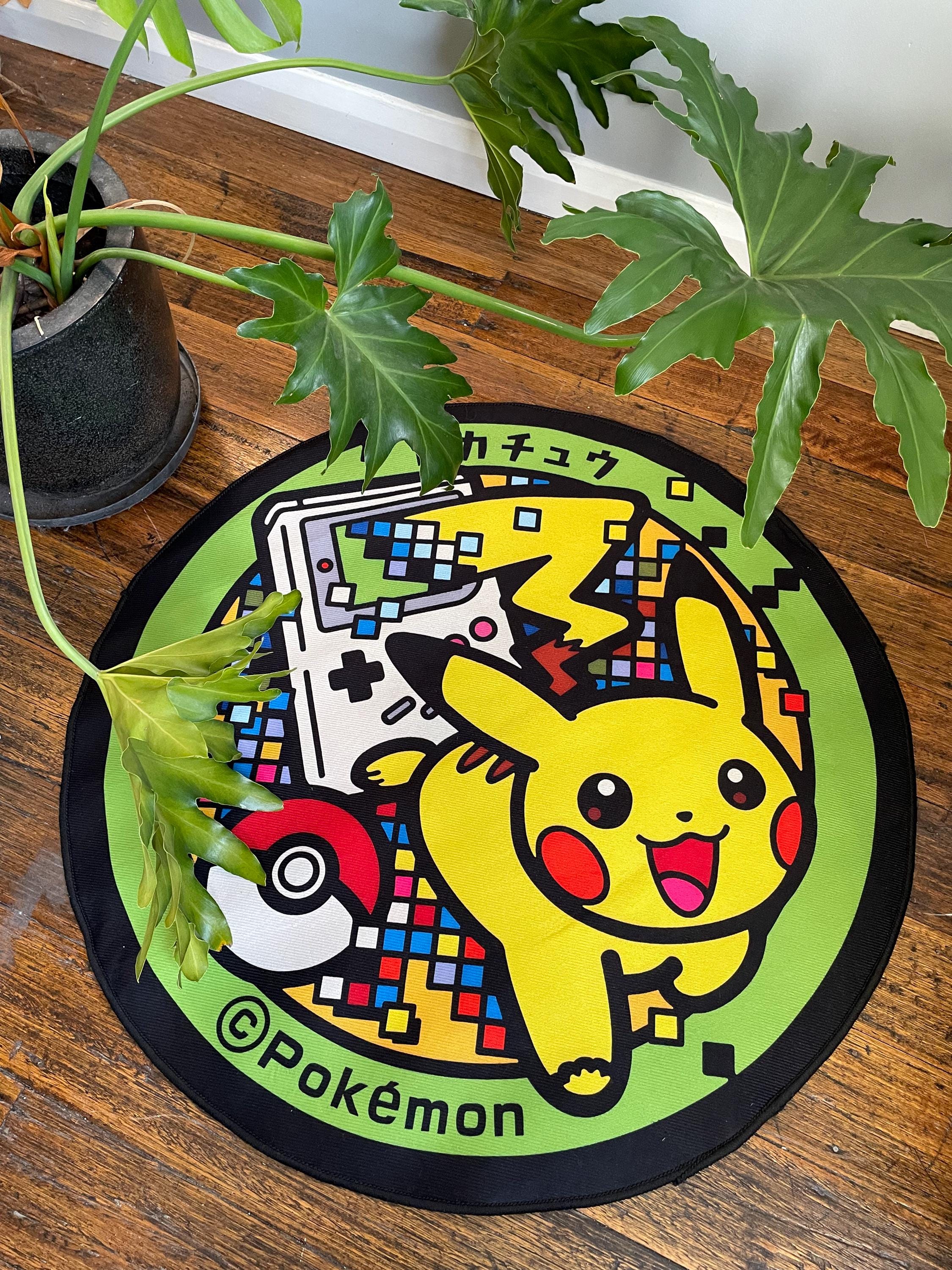ピカチュウ ゲームボーイ ラウンドフロアラグ | ポリエステル製