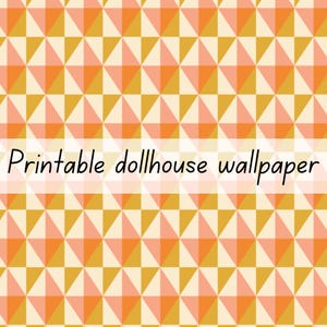 Può includere: Un motivo geometrico ripetitivo di triangoli nelle tonalità pesca, arancione e crema. Il design presenta una struttura a griglia a forma di diamante. Al centro è sovrapposto il testo nero che recita: Printable dollhouse wallpaper.