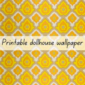 Puede incluir: Un papel pintado imprimible para casa de muñecas con un patrón geométrico repetitivo de formas florales estilizadas en amarillo y naranja sobre un fondo beige claro. El texto Printable dollhouse wallpaper está centrado en la imagen.