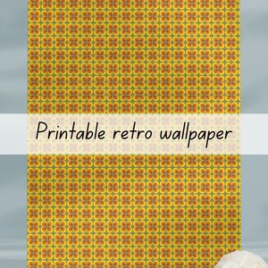 Puede incluir: Papel pintado retro imprimible con un patrón repetitivo de formas florales naranjas y amarillas sobre un fondo gris. El texto "Printable retro wallpaper" se muestra en el centro de la imagen. Una concha y dos pequeñas piedras blancas están en primer plano.