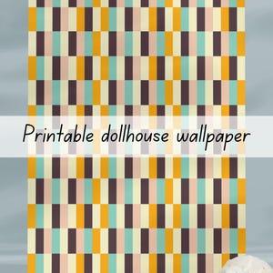 Op de afbeelding: Printbaar poppenhuisbehang met een retro-ontwerp. Het patroon heeft verticale rechthoeken in tinten bruin, geel, blauwgroen en roze. Een zeeschelp en kleine stenen staan op de voorgrond.