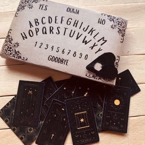 Mini planche parlante Ouija d'Halloween et cartes de tarot - Maison de poupée imprimable à l'échelle 1:6 à télécharger
