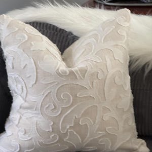 Dekoratives Leinenkissen in creme-ivory