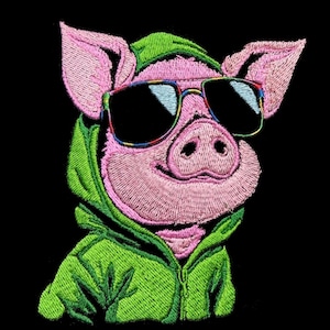 Peut inclure: Image brodée d'un cochon rose portant un sweat à capuche vert et des lunettes de soleil à monture arc-en-ciel. Le cochon sourit et a une apparence texturée détaillée sur fond noir. Le motif est probablement destiné aux vêtements ou aux accessoires.