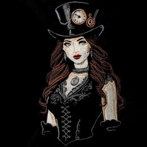 Może przedstawiać: Haftowany obraz kobiety w stylu steampunk. Nosi czarny cylinder z detalem zegara, czarny gorset i ma długie, kasztanowe włosy. Obraz jest osadzony na czarnym tle, ze skomplikowanymi detalami haftu w kolorze kremowym i srebrnym.