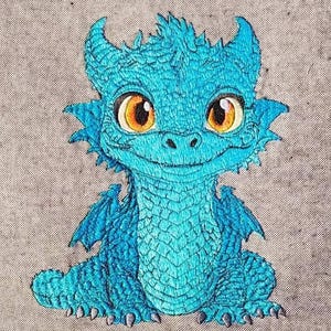 Könnte beinhalten: Gesticktes Bild eines freundlichen, türkisfarbenen Drachen mit großen, goldenen Augen. Der Drache hat detaillierte Schuppen, kleine Flügel und einen lächelnden Ausdruck. Die Stickerei befindet sich auf einem neutralfarbenen Stoff und schafft ein skurriles und charmantes Design.