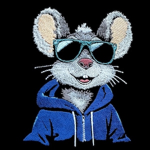 Puede incluir: Un ratón gris con gafas de sol azules y una sudadera con capucha azul. El ratón sonríe y tiene la nariz blanca.