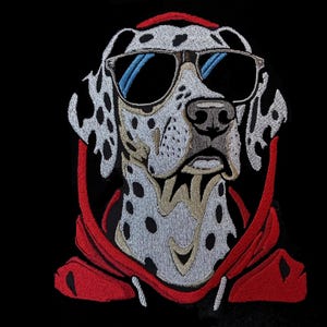 Könnte beinhalten: Gestickter Patch eines Dalmatiners mit Sonnenbrille und rotem Kapuzenpullover. Der Hund schaut direkt auf den Betrachter.