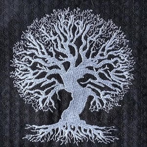 Puede incluir: Diseño de árbol bordado en gris claro detallado sobre tela negra texturizada. El árbol presenta una copa redondeada, un tronco grueso y detalles intrincados de raíces. El bordado está cosido con precisión, creando un efecto texturizado.