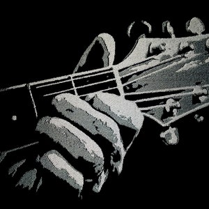 Könnte beinhalten: Eine Schwarzweißillustration einer Hand, die eine Akustikgitarre hält. Die Gitarre ist scharf, die Hand unscharf.