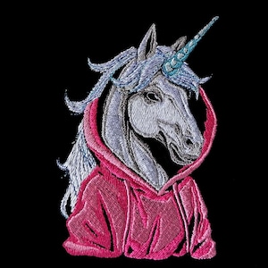 Puede incluir: Imagen bordada de un unicornio con una sudadera con capucha rosa sobre un fondo negro. El unicornio tiene un cuerno azul y pelo azul. El bordado es detallado, con textura de hilo visible.