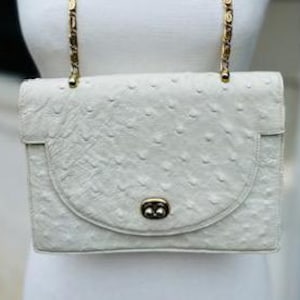 Bolso de noche de piel de avestruz de diseño vintage con correa de cadena dorada