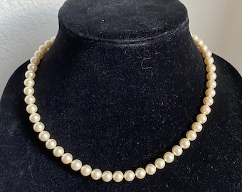 Colar de pérolas estilo meados do século XX: fecho em prata 925, detalhes em cristal.