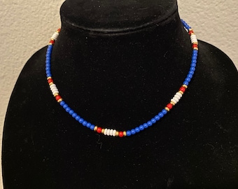 Gargantilha vintage Monet com miçangas: vermelha, branca e azul