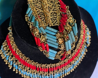 Colar e pulseira vintage com contas: contas de vidro douradas, turquesa e coral.