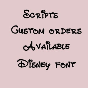 Peut inclure: Texte noir sur fond rose clair indiquant "Scripts", "Commandes personnalisées disponibles" et "Police Disney".