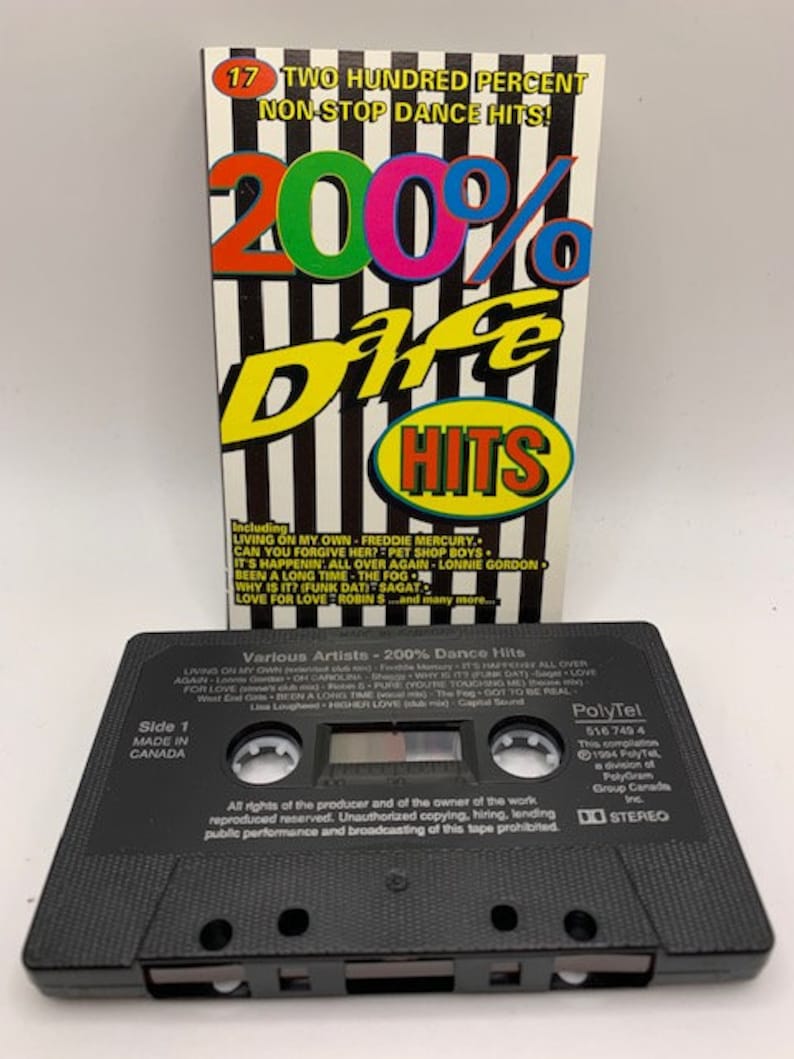 Może przedstawiać: Czarna kaseta z białą etykietą. Etykieta zawiera tekst "Various Artists - 200% Dance Hits" i "Side 1 Made in Canada". Kaseta jest produktem PolyTel i zawiera tekst "PolyTel 516 745 4 This compilation 1994 PolyTel a division of PolyGram Group Canada Inc. Stereo".