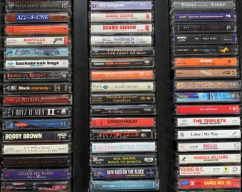 90年代のヴィンテージポップ、ダンス、ヒップホップのカセットテープ