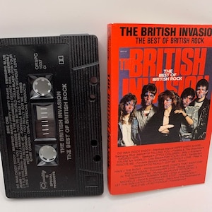 Könnte beinhalten: Eine Vintage-Kassette und Albumhülle für "The British Invasion: The Best of British Rock". Die Kassette ist schwarz, und die Albumhülle ist rot mit Bildern der Bands. Der Text auf der Albumhülle lautet "The British Invasion."