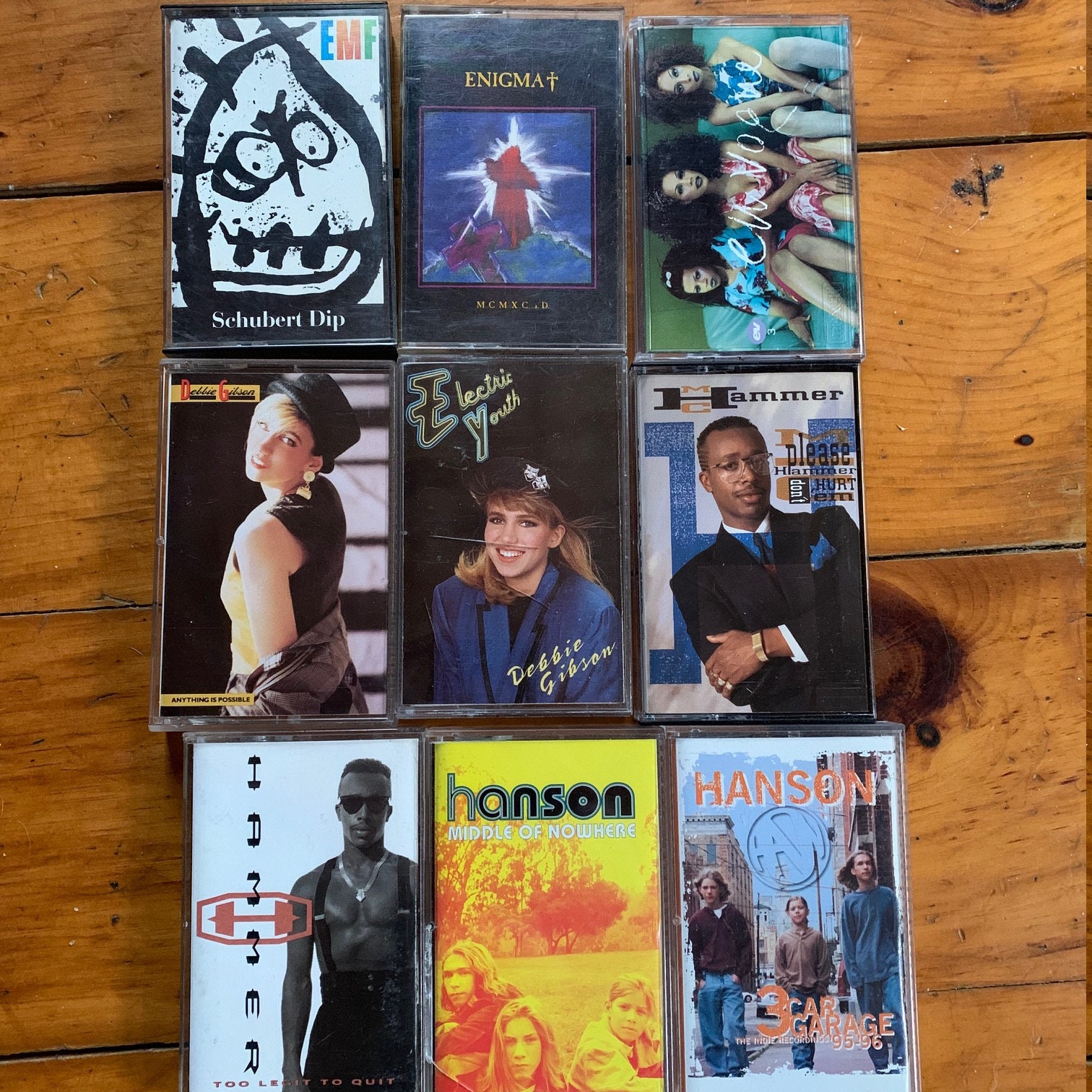 90年代のヴィンテージポップ、ダンス、ヒップホップのカセットテープ