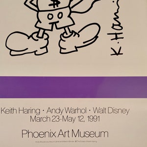 K&ouml;nnte beinhalten: Poster mit einer Cartoonfigur von Keith Haring mit einem Dollarzeichen auf dem Kopf. Das Poster enth&auml;lt die Namen Keith Haring, Andy Warhol und Walt Disney sowie das Logo des Phoenix Art Museum und die Daten 23. M&auml;rz bis 12. Mai 1991.
