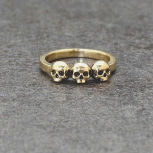 Anillo de latón con triple calavera hecho a mano: banda punk gótica