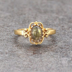 Anillo de labradorita de latón hecho a mano: joyería bohemia con piedras preciosas