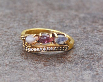 Anillo de latón con piedras preciosas hecho a mano: joyería bohemia y chic