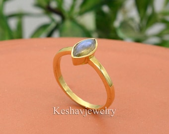 Anillo de oro con labradorita marquesa hecho a mano: una gema azul brillante.