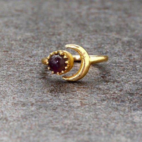 Anello in ottone con ametista, realizzato a mano: gioiello boho con luna, regalo perfetto per lei.